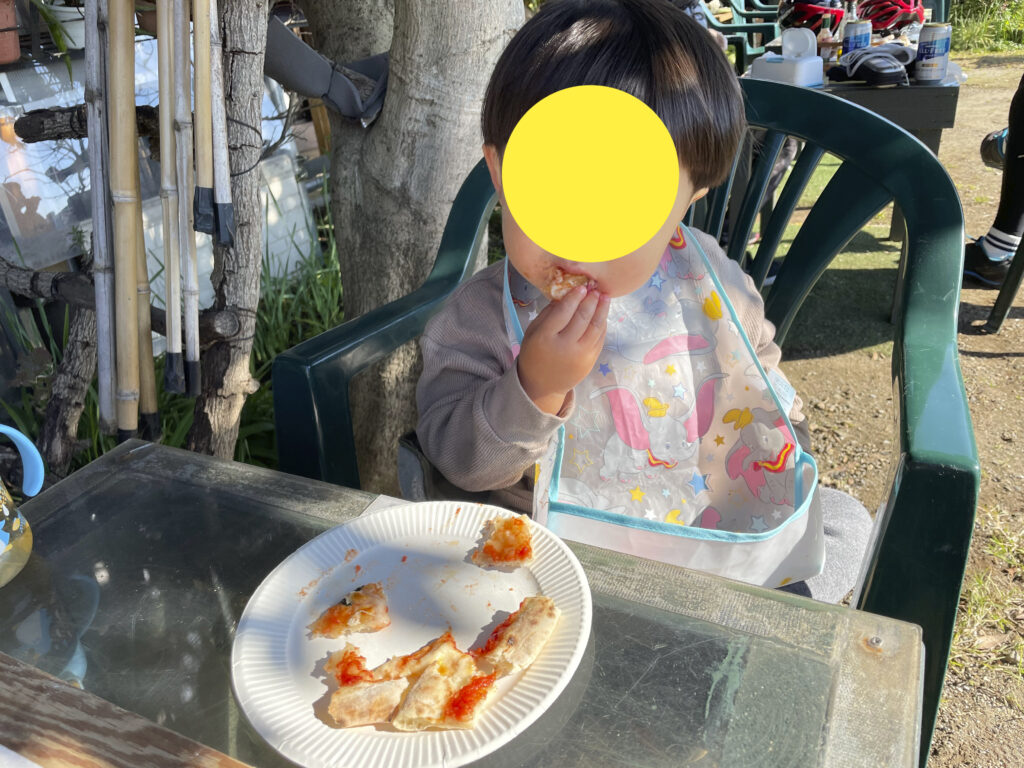 薪窯ピッツァ　を食べる子供